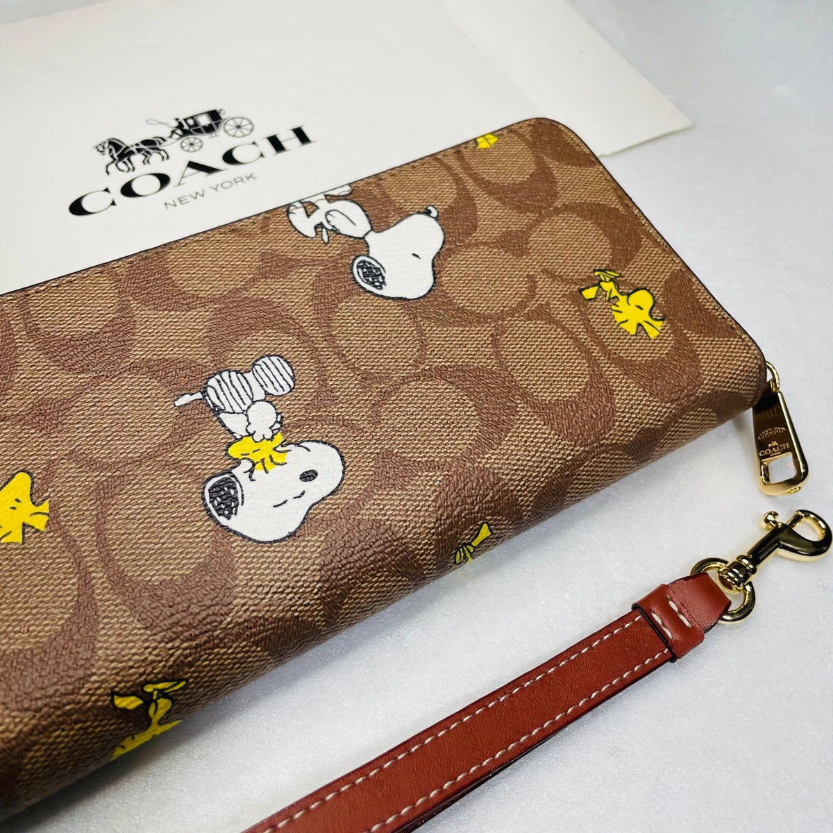 COACH x PEANUTS Long Zip around Wallet Snoopy Woodstock Khaki Signatur - closeup