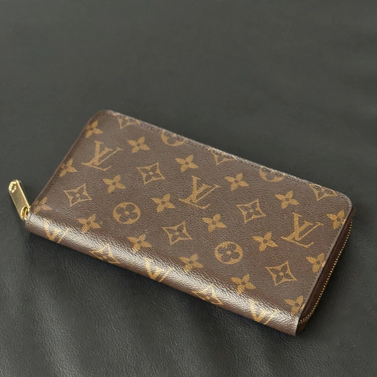 LOUIS VUITTON Long Wallet Zippy Monogram Organizer - closeup