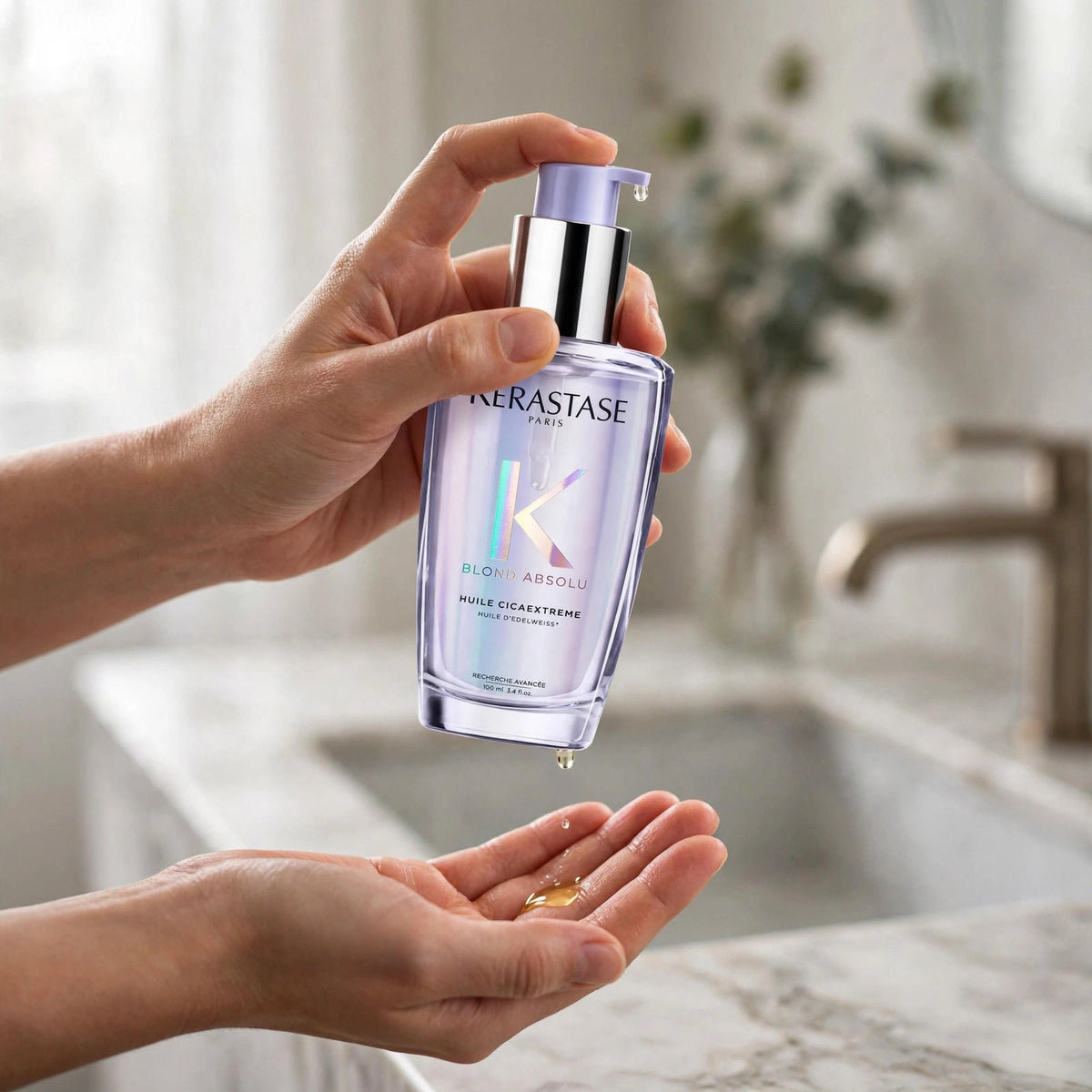 Kérastase Blond Absolu Huile Cicaextreme 100ml — hand applying the product