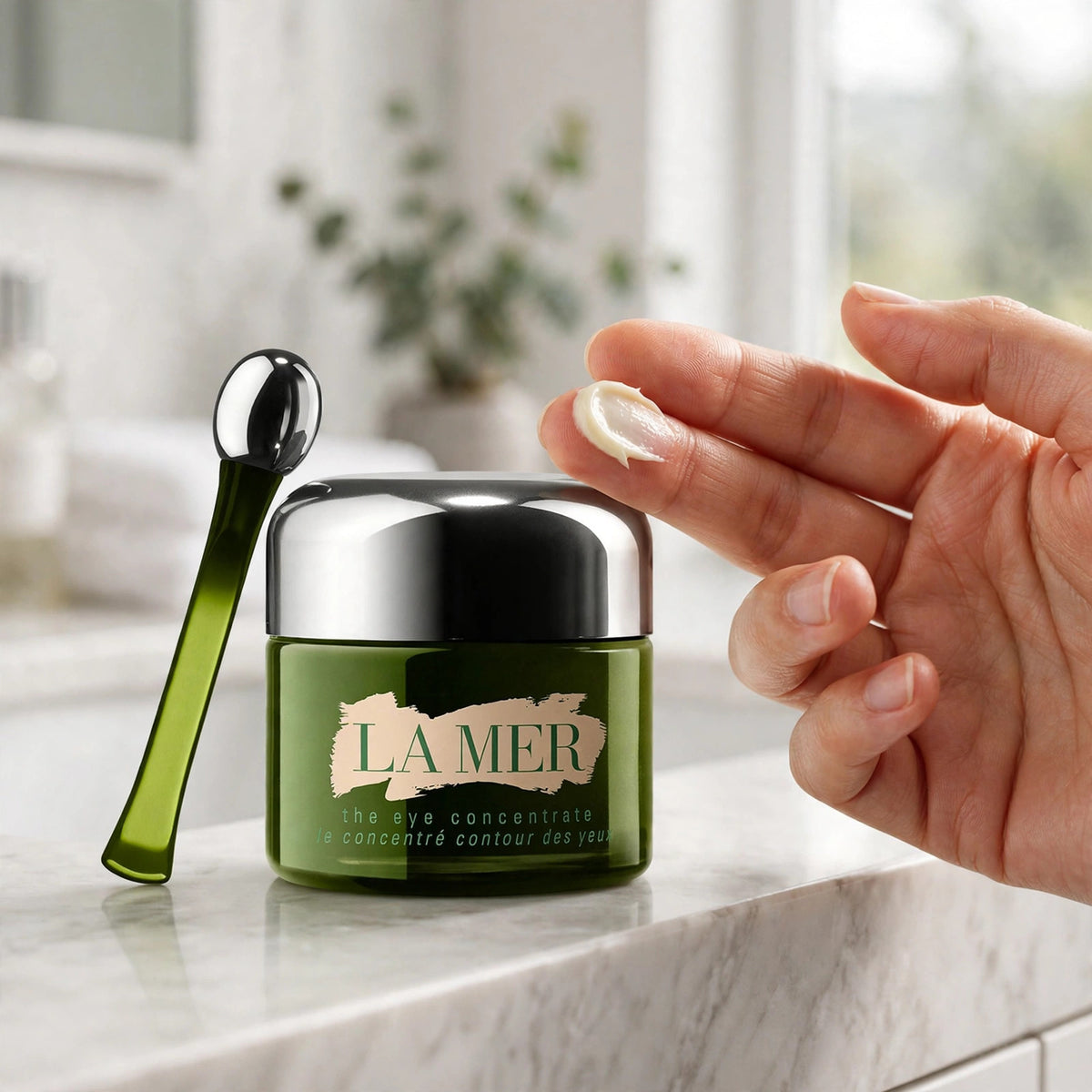 La Mer The Eye Concentrate 15ml — hand applying the product