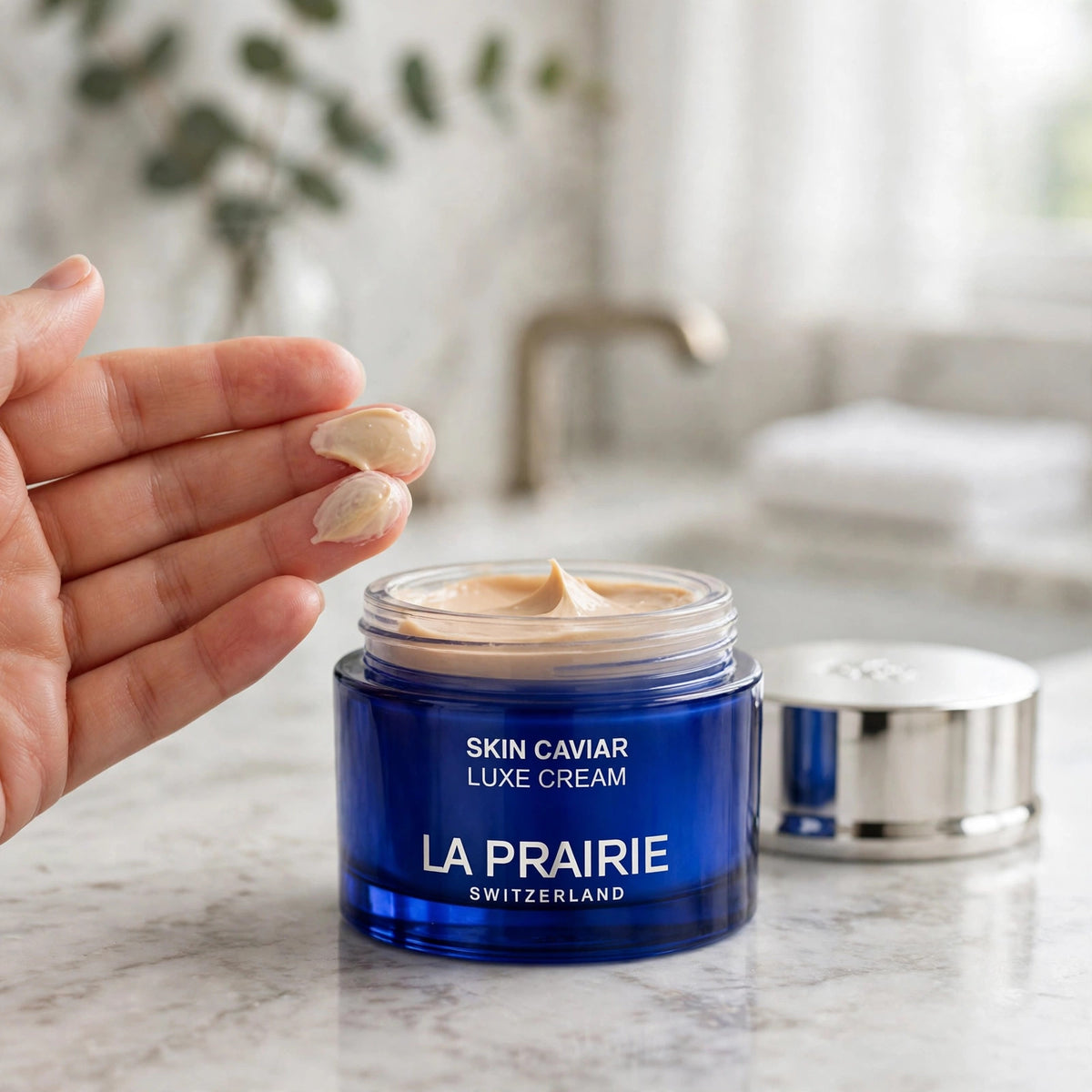 La Prairie Skin Caviar Luxe Cream 50ml - how to use, cream on fingertips, view 5