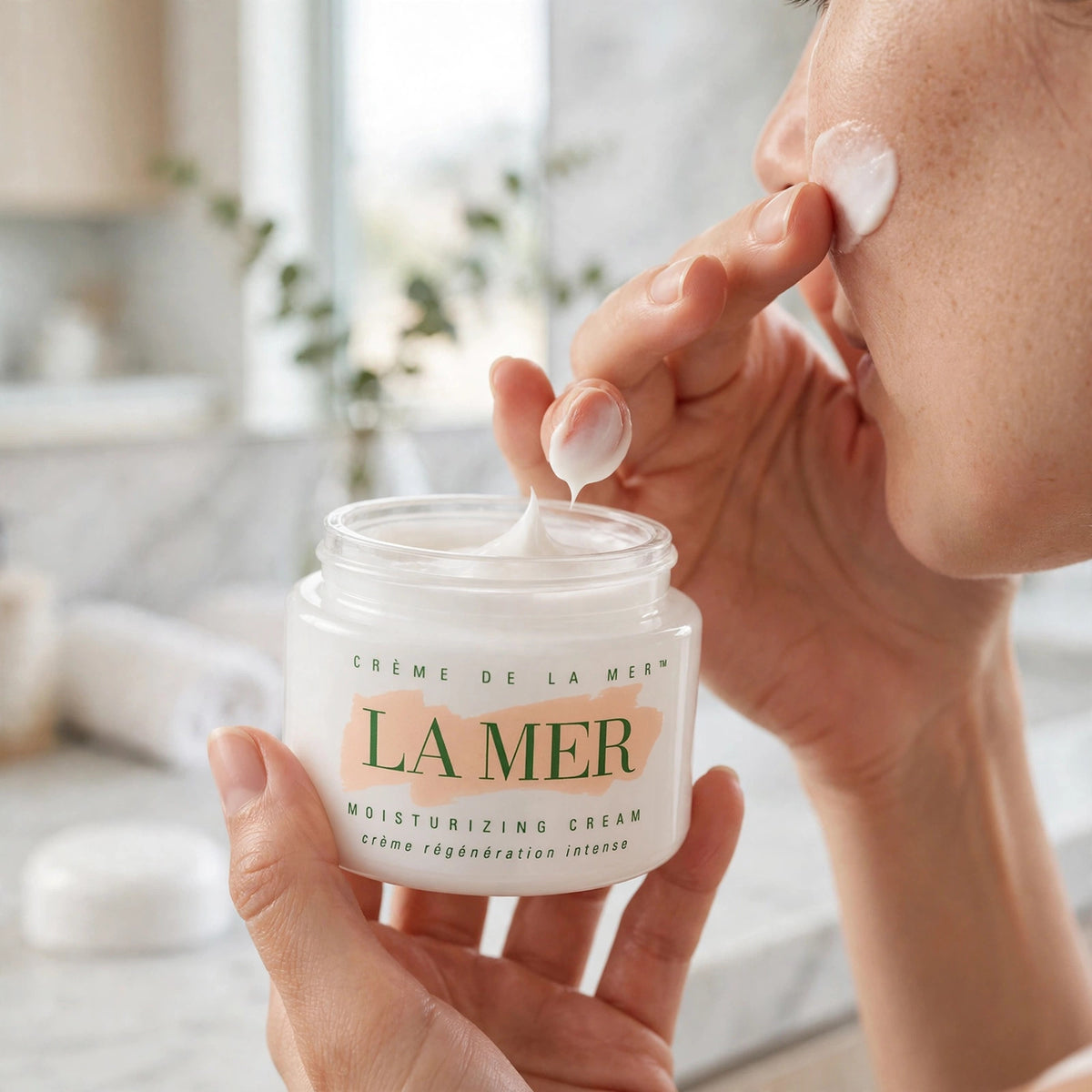 La Mer Creme de la Mer Moisturizing Cream 0.24 oz - howto